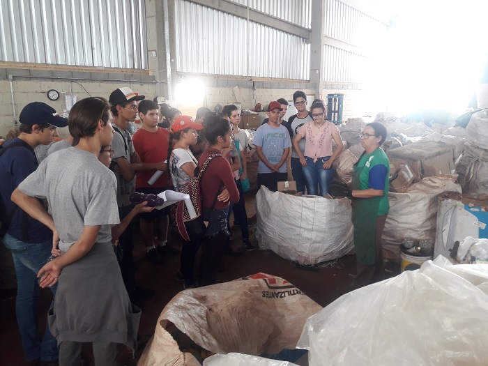 Presidente da Estação Reciclar explica aos alunos os benefícios sobre a prática da reciclagem